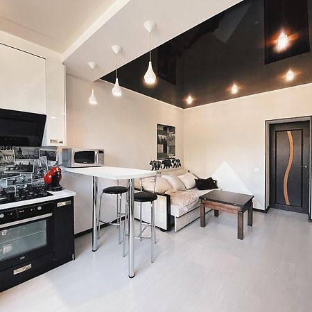 Helen Network: Central Studio Near Stadium and Korpusnyi Garden Apartment Poltava Room photo