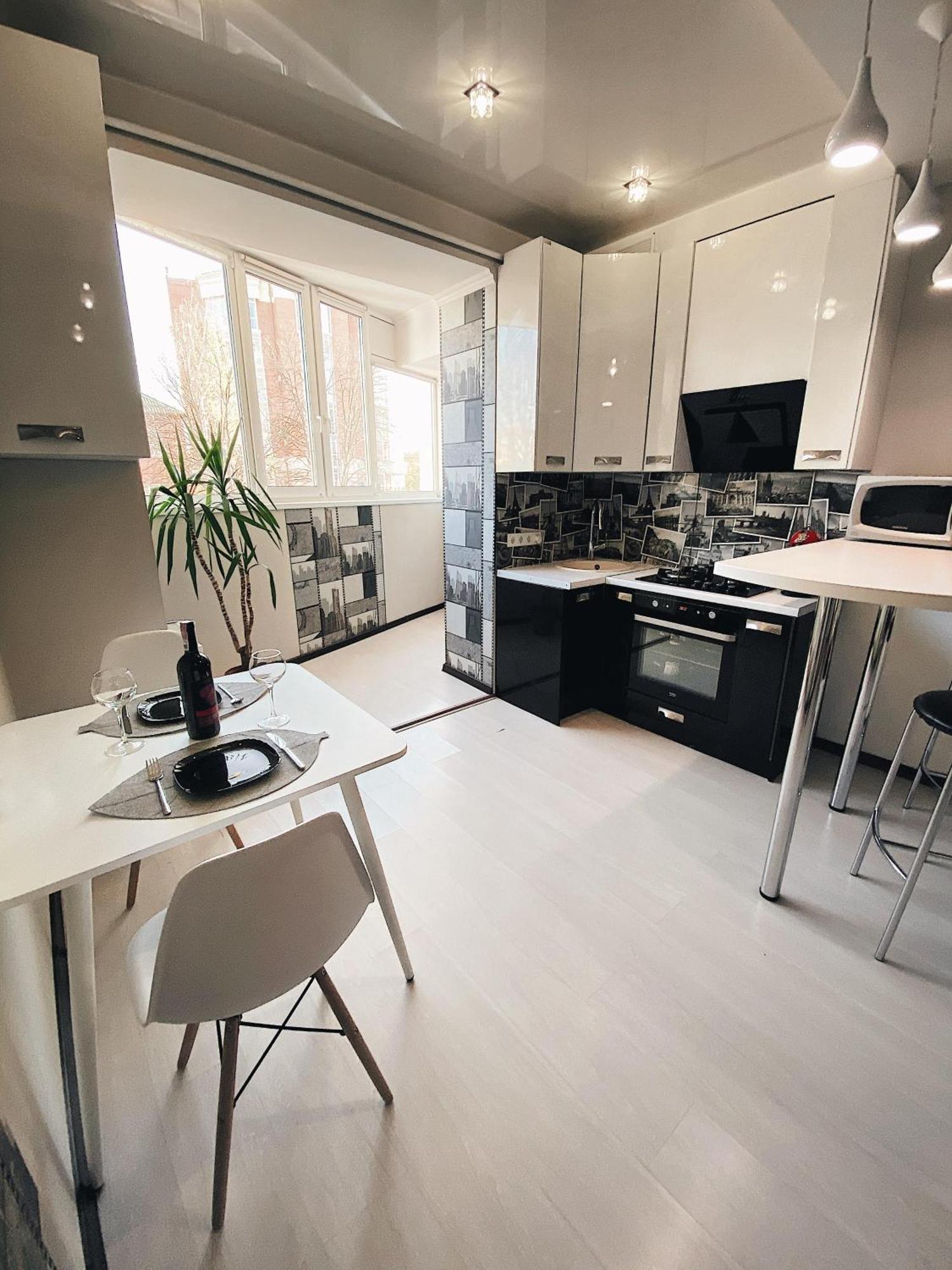 Helen Network: Central Studio Near Stadium and Korpusnyi Garden Apartment Poltava Room photo